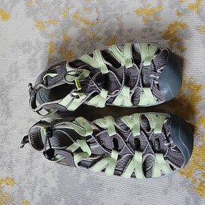 Keen Women's Whisper Closed Toe Sandal